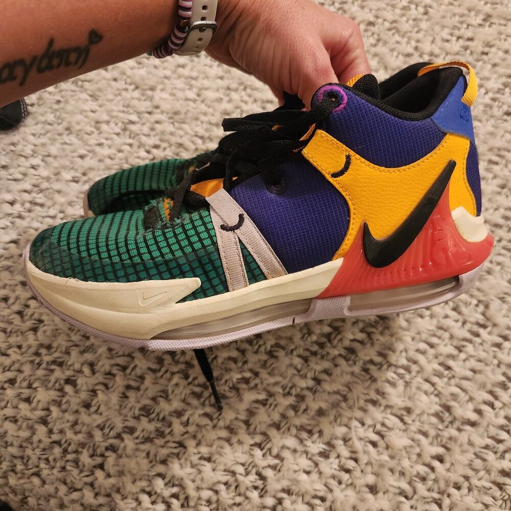 Nike Lebron Witness 7 Basketball shoes